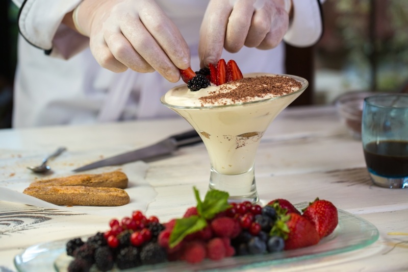 Przygotowywanie deserów w restauracji